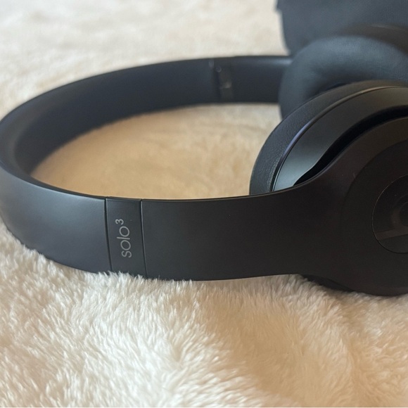 Beats Solo 3 Wireless Headphones - Picture 10 of 16